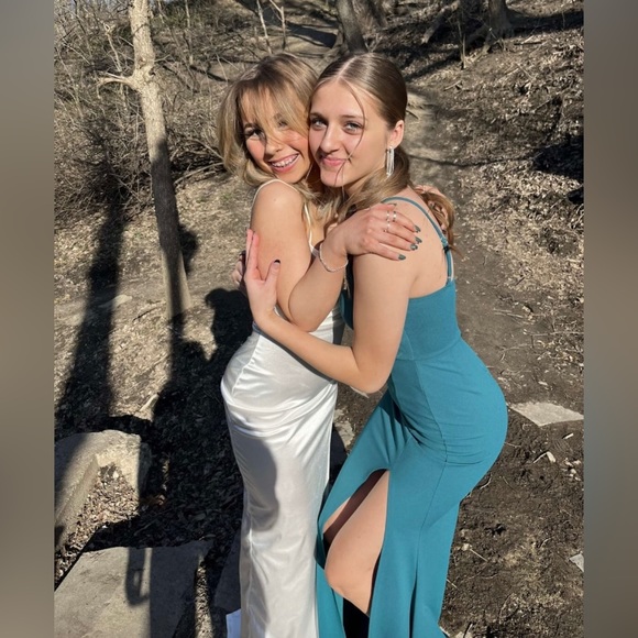 PROM DRESS 💙 - Picture 3 of 3